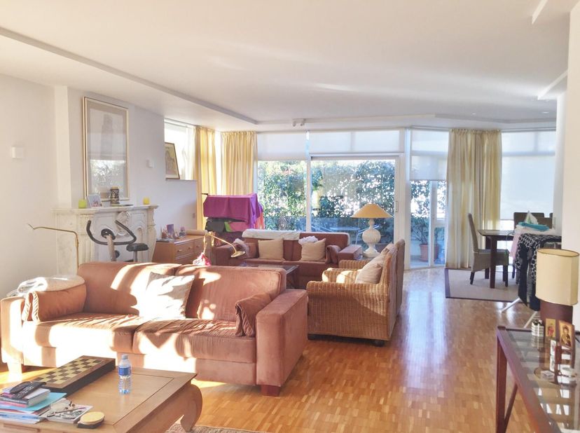A découvrir avec Victoire-Junot: Appartement meublé de 160m² habitables, situé au 3ème étage dans un petit immeuble, comprenant un living de 50m² avec