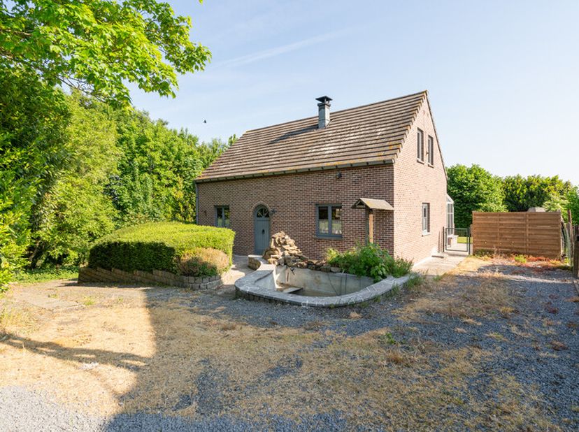 ERA Welchome vous propose cette charmante villa construite en 1998 sur un terrain de +/- 10 ares à 10 minutes du centre de Soignies et à +/- 5 minutes