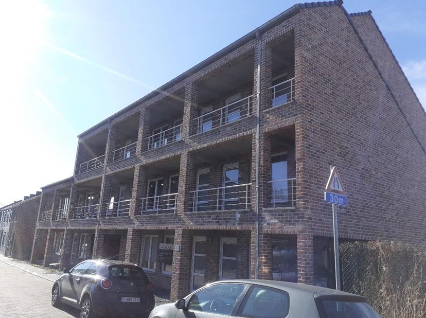 Rue des Walbrées 1B à Ghlin. Appartement situé au 1er étage de l&#039;immeuble et composé de : séjour avec cuisine équipée, hall, salle d&#039;eau (douche, WC,