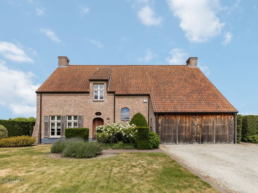 Op een uitstekende locatie in Putte vindt u deze ruime, hoogwaardig afgewerkte villa met drie slaapkamers en een schitterende tuin. Deze woning combin
