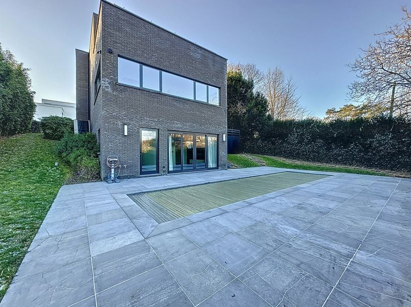 Hoeilaart dans un clos privé dans un quartier résidentiel, superbe villa d&#039;une superficie totale de ± 295 m² construite en 2015. Elle se compose d&#039;un