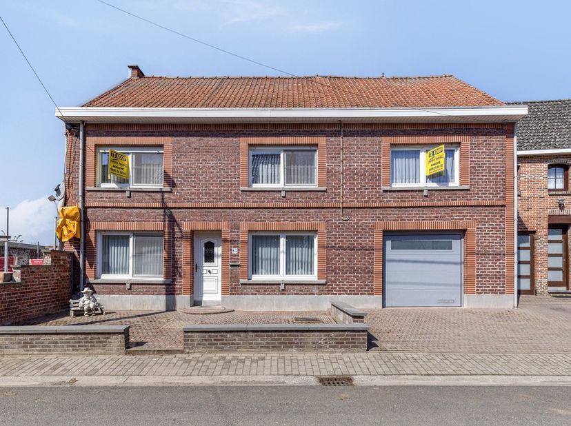 Landelijk en rustig gelegen TE RENOVEREN RUIME BURGERWONING met GARAGE en GROTE TUIN gelegen op een totale grondoppervlakte van 6a 49ca.&lt;br /&gt;
De woni