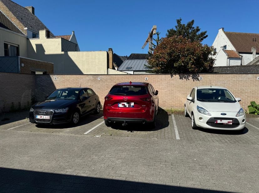 Deze parkeerplaats &quot;genummerd 6&quot; ligt in het centrum van Gistel langs de Tempelhofstraat met in - en uitrit via de Canadalaan. De parkeerplaats is uit