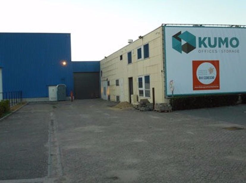 Deze ruime opslagruimte  heeft een oppervlakte van 51,49 m².&lt;br /&gt;
Het gaat om overdekte en afgesloten Units in een gebouw waar men toegang heeft via