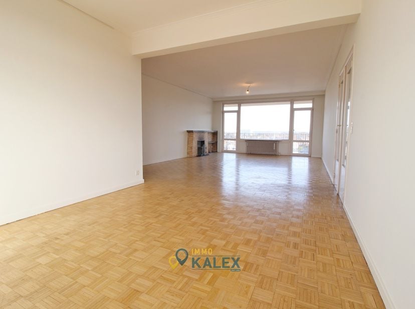En bordure du charmant square du Vieux Tilleul. Appartement 3 chambres, agrémenté de deux terrasses (est et ouest, desquelles vous jouissez de très jo