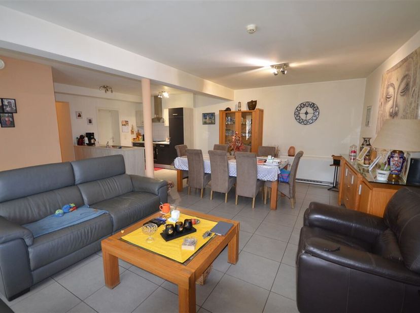 A deux pas des commerces et transports en commun, retrouvez ce magnifique appartement au rez de chaussée et de plain pied de +/- 100 m² habitable comp