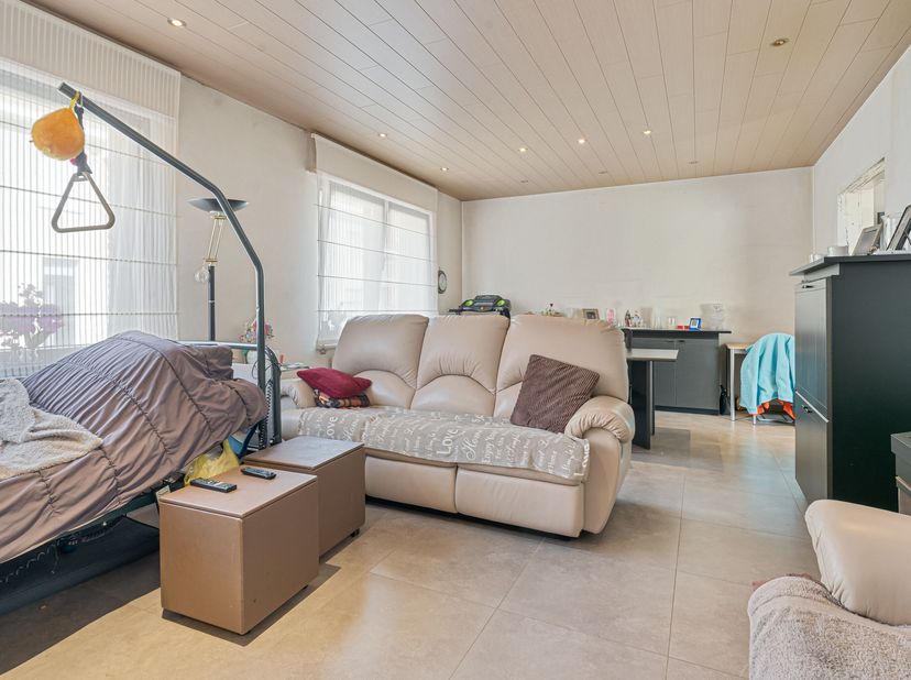 Ruime woning met landelijk zicht en grote garage in Moorsele!&lt;br /&gt;
We betreden de woning via de inkomhal met vestiaire en toegang tot de grote garage