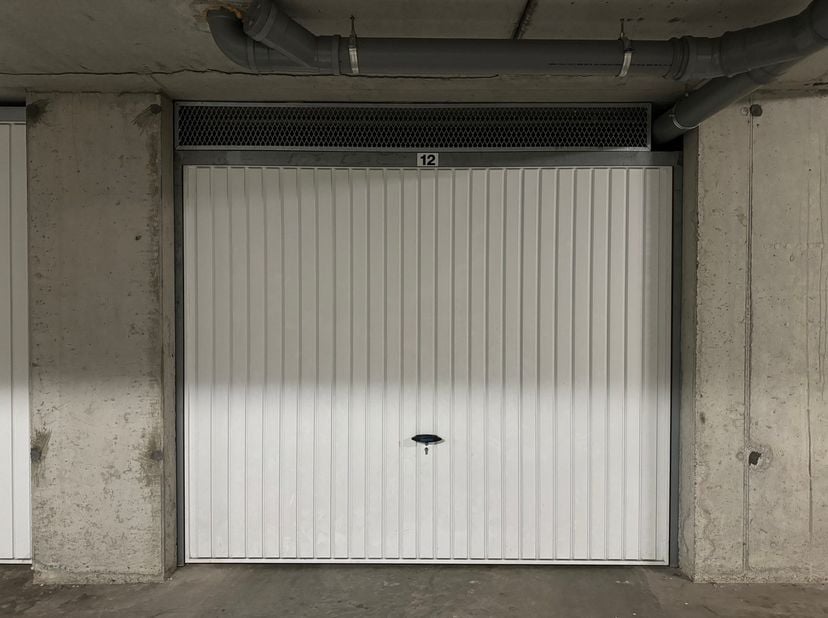 In de residentie &#039;de Kalomme&#039; vinden we deze afgesloten garagebox terug. &lt;br /&gt;
Deze garage is voorzien van stopcontacten en verlichting. &lt;br /&gt;
&lt;br /