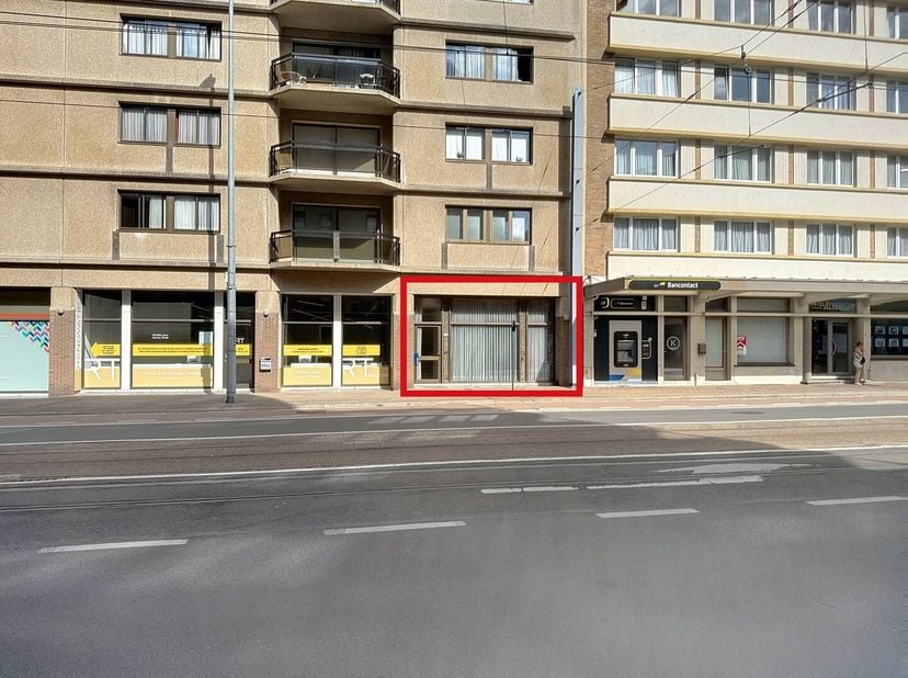 In het centrum van Sint-Idesbald (Koksijde) vinden we dit gelijkvloers appartement (95 m²) met ruime garage te koop. Zeer goed gelegen, vlakbij winkel