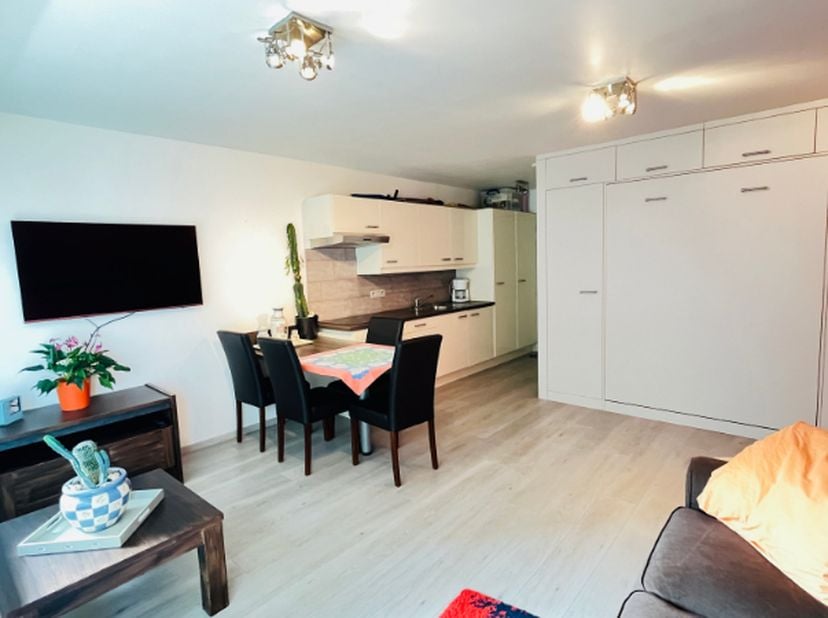 Deze ruime studio bevindt zich centraal gelegen in Wenduine, op een zijhelling van de zeedijk, in de prestigieuze residentie Carlton. &lt;br /&gt;
U kan gen
