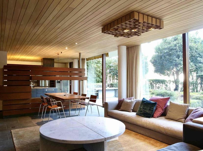Appartement meublé avec jardin face au Jardin du Roi et aux Étangs dIxelles&lt;br /&gt;
Dans un immeuble moderniste idéalement situé face au Jardin du Roi,