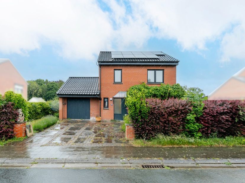 Agréable villa tout confort idéalement située dans un quartier calme d&#039;Hellebecq sur une parcelle de +/- 4a 89ca. Ce bien vous offre au rez-de-chaussé
