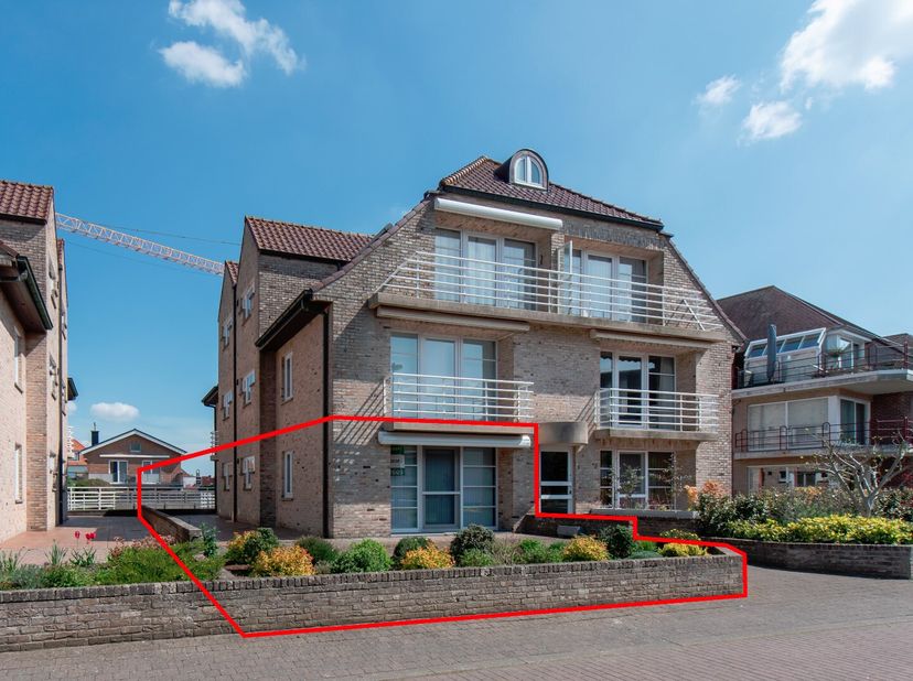 Dans un oasis de tranquillité et de verdure se trouve cet appartement bien entretenu avec une grande terrasse ensoleillée équipée d&#039;un auvent - l&#039;endr