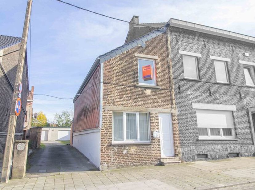Belle maison rénovée 2 chambres avec jardin, passage latéral et place de parking privative. Ce bien comprend, au sous-sol : une cave saine. Au rez-de-