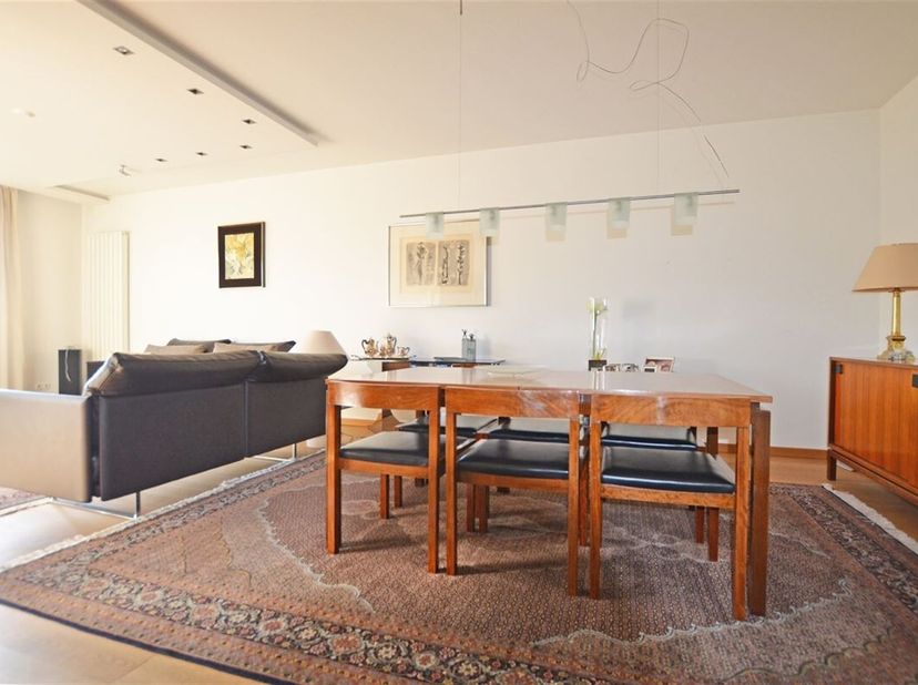 Dit instapklare appartement uit ±2005 is gelegen op de derde verdieping van een kleinschalige en kwalitatieve residentie. De centrale ligging, de duur