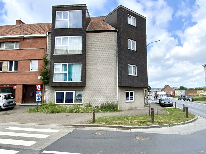 PROPRIÉTÉ DINVESTISSEMENT composée de 4 APPARTEMENTS LOUEÉS à distance de marche du centre de Ronse.&lt;br /&gt;
Immeuble comprenant 4 appartements de 2 cha