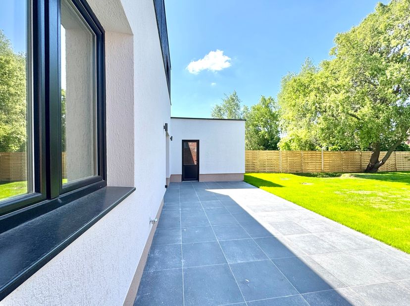Ver(nieuw)bouwde halfopen woning met aangebouwde garage op een mooi perceel van 581m², gelegen in een rustige residentiële buurt; Verkoop onder regist