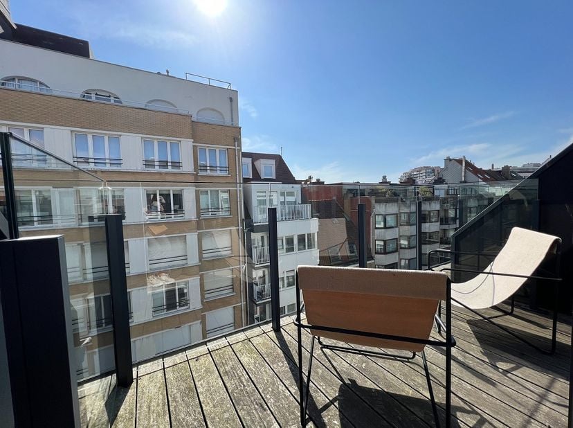 Zeer lichtrijk 3-slaapkamer appartement met zonnig terras nabij de Zeedijk en het Lichttorenplein. &lt;br /&gt;
&lt;br /&gt;
Indeling:&lt;br /&gt;
5de verdieping: Inkom