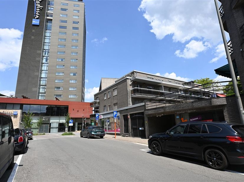 Deze ondergrondse garagebox is gelegen op de -1 van &#039;Residentie Oidipoes&#039; in de Capucienenstraat te Hasselt. &lt;br /&gt;
Op wandelafstand van het centrum v