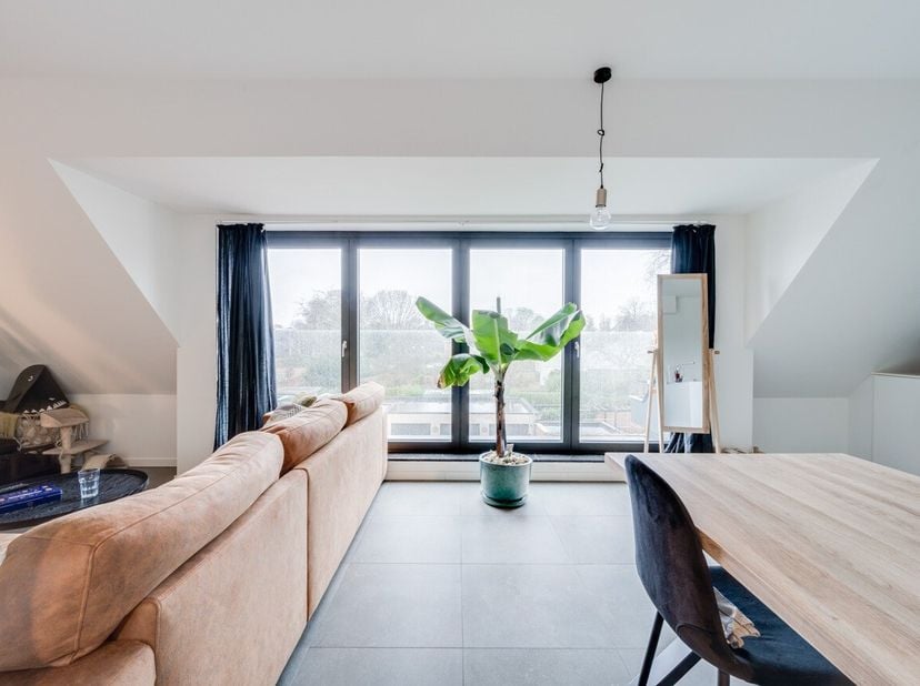 Het appartement bevindt zich in een kleine residentie (slechts 6 entiteiten) met lift.&lt;br /&gt;
indeling:&lt;br /&gt;
inkomhal met vestiairenis, grote leefruim