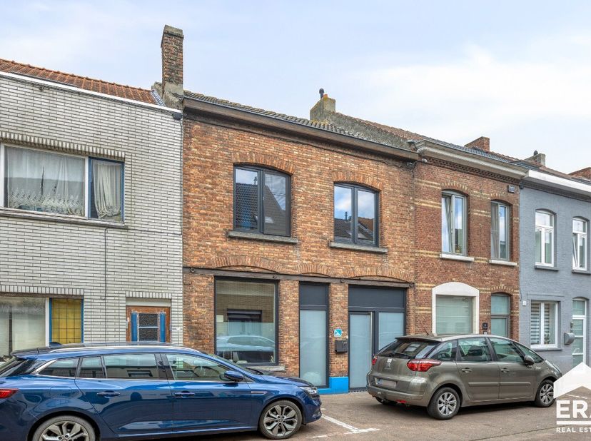 Deze toffe woning met karaktervolle gevel is gelegen nabij diverse buurtwinkels, supermarkt, openbaar vervoer en speelpleintje te Oostende op een perc
