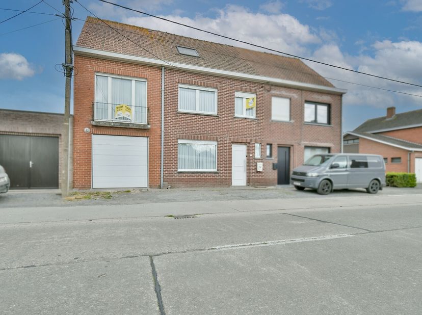 Welkom in deze opgefriste woning, ideaal gelegen aan de Ichtegemstraat 54 te Kortemark. U geniet hier van een vlotte bereikbaarheid naar het centrum,