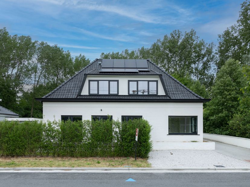 Uitstekende Locatie :&lt;br /&gt;
Ontdek deze prachtig afgewerkte villa met een zonnige oriëntatie in Hansbeke. Deze volledig gerenoveerde woning bevindt zi