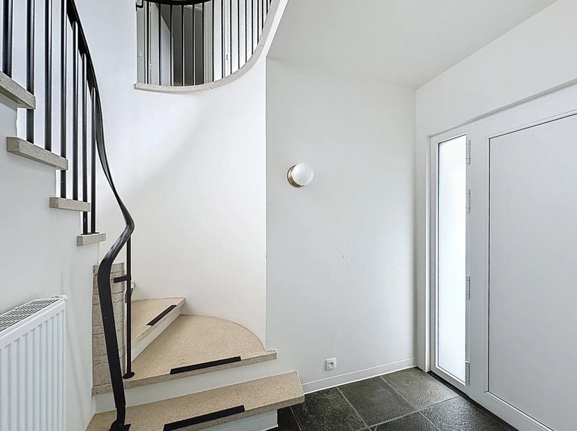 Dit appartement maakt deel uit van een kleinschalig project van 3 units.&lt;br /&gt;
Het appartement heeft een eigen ondergrondse garage en een staanplaats.