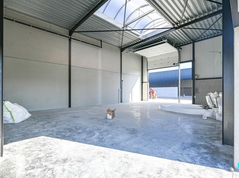 Project Saturnus, bestaande uit 23 KMO-units (oppervlaktes van 165 m² tot 270 m²) met een uitzonderlijke combinatie van moderne architectuur en hoogwa
