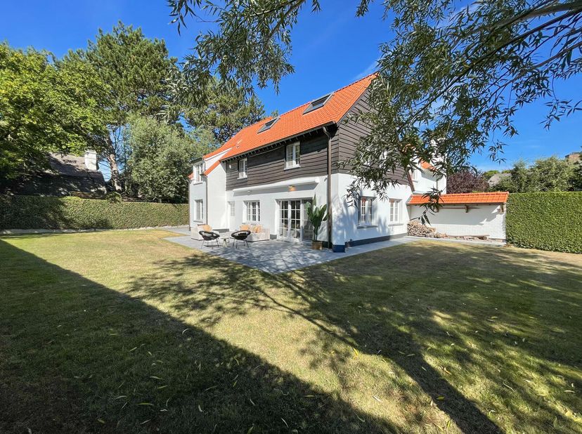SITUATION UNIQUE au Zoute, villa avec une orientation parfaite, complètement cachée dans les sentiers du Zoute, à deux pas des magasins, de la plage,