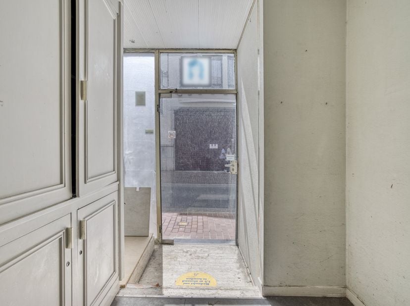 Au cur animé de Roulers, nous trouvons cette propriété à rénover d&#039;une surface habitable de pas moins de 208 m². Grâce à son emplacement extrêmement c