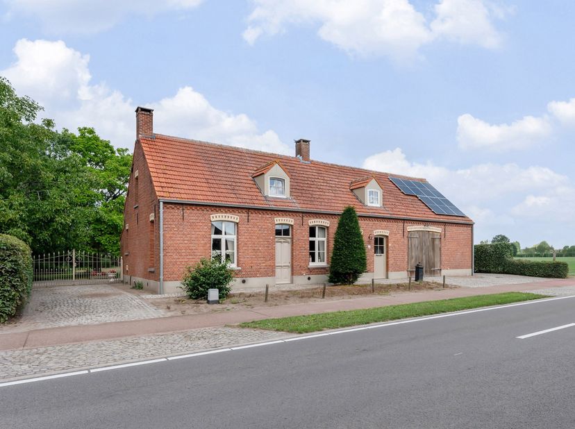 Langgestrekte hoeve op ca. 2.562m² grond te Meer!&lt;br /&gt;
INDELING&lt;br /&gt;
Gelijkvloerse verdieping:&lt;br /&gt;
- Inkomhal&lt;br /&gt;
- Open leefruimte met pelletka