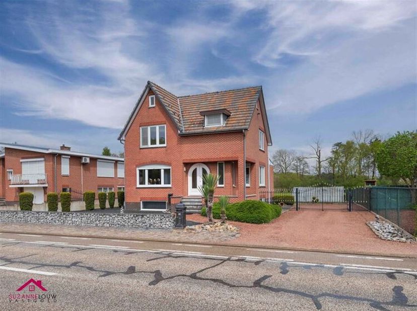 Zeer goed onderhouden, vrijstaande woning met inpandige garage op ruim perceel, gelegen aan een doorgaande weg&lt;br /&gt;
Troeven&lt;br /&gt;
- Zeer goed onderho