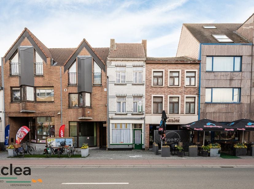 Dit voormalige winkelhuis dat bestaat uit 3 bouwlagen en een zolderverdieping, vinden we terug in het centrum van Eeklo. De eigendom staat op een perc