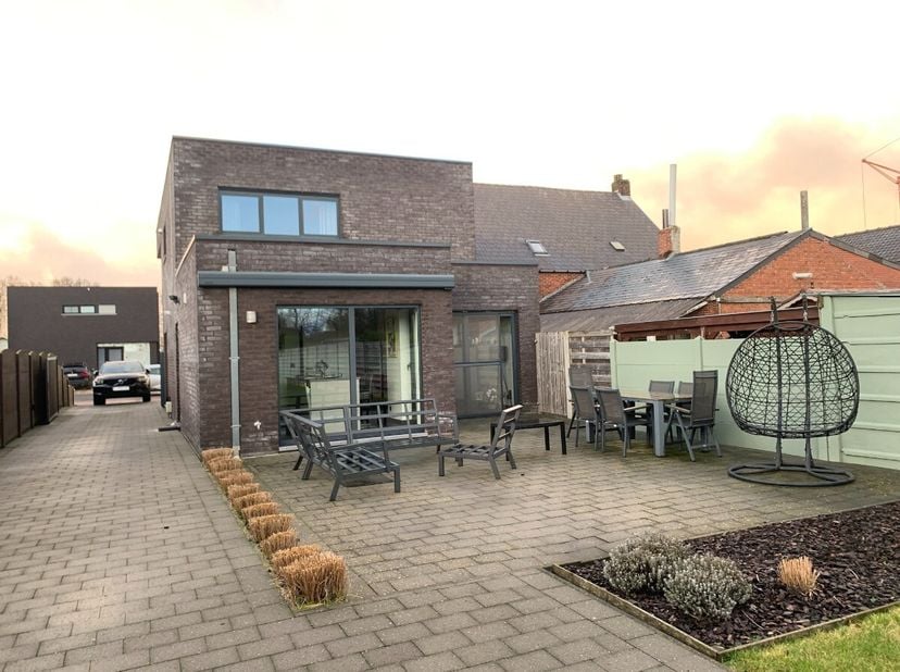 Prachtige moderne woning met luxe afwerking in Lommel:Grote tuin3 slaapkamers2 badkamersEnergiezuinig (Label B)VloerverwarmingVolledig ingerichte tuin