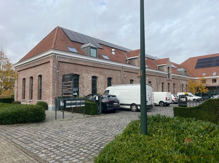 Bureaux contemporains meublés idéalement et stratégiquement situés entre les quartiers commerçants de la Chasse et de la chaussée de Wavre.&lt;br /&gt;
Nomb