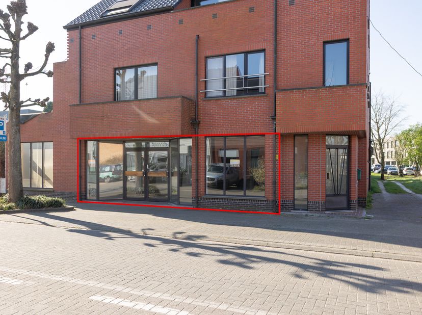 Handelspand in centrum van Lommel. Parkeerplaatsen voor het winkelpand met parkeerschijf, dus altijd mogelijkheid tot parkeren.&lt;br /&gt;