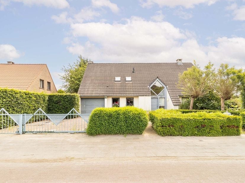 Deze woning is gunstig gelegen met zijn uitstekende verbindingen naar Antwerpen en andere nabijgelegen steden. Winkels, scholen en openbaar vervoer be