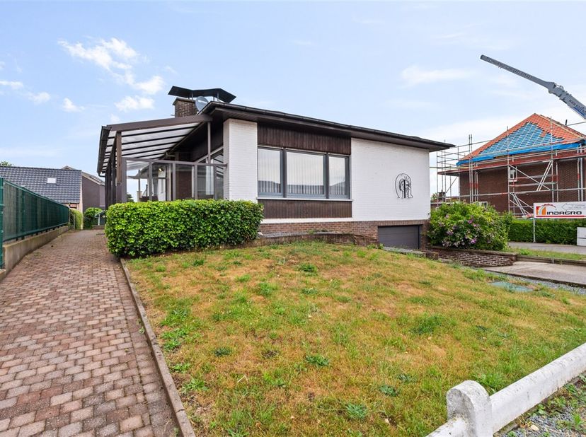 Charmante open bebouwing op 757 m² met ruime kelder en grote garage EPC D&lt;br /&gt;
Deze goed onderhouden bungalowwoning op een mooi perceel van 757 m² bi