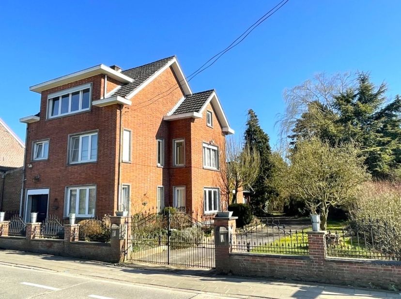 In het landelijke dorpje Opvelp treffen we op een zucht van de E40 deze stevige, halfopen en ruime woning (ca. 200m² bewoonbare oppervlakte).&lt;br /&gt;
De