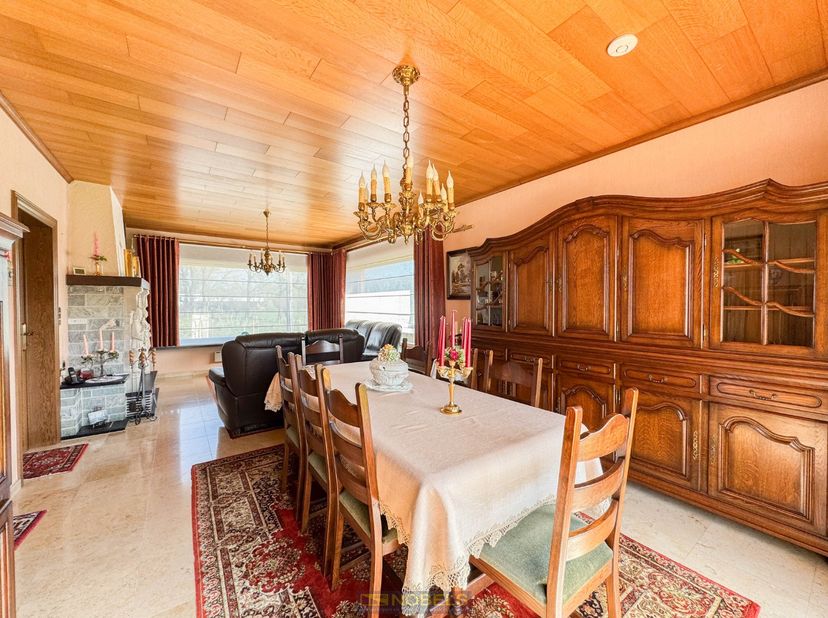 Deze eigendom biedt HEEL WAT POTENTIEEL voor wie op zoek is naar een RUIME GEZINSWONING op een PRACHTIG PERCEEL van ± 1231 m², om naar eigen smaak en