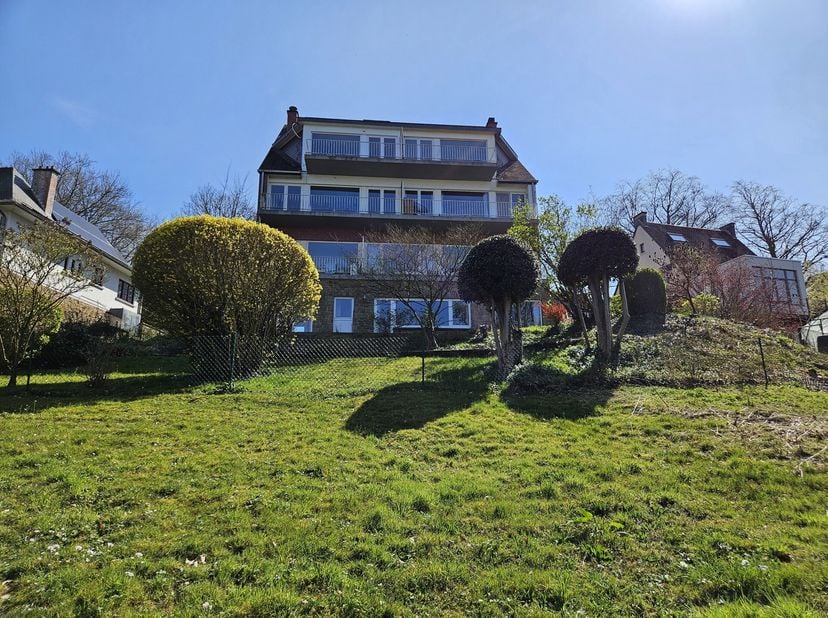 NAMUR, à la citadelle, bel APPARTEMENT (2ch/1sdb) situé au 2ème étage dune petite résidence et jouissant d&#039;une superbe vue sur la ville. L&#039;appartement
