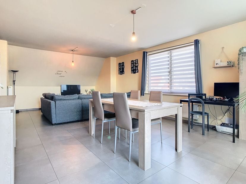 De snelste manier om een bezoek te brengen aan dit duplex-appartement? Vraag je bezoek aan via de rode knop op onze website (www.dewaele.com) en je wo