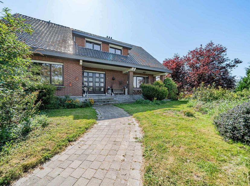 Cette belle villa spacieuse offre un cadre de vie confortable et fonctionnel. Le rez-de-chaussée accueille les pièces de vie principales, avec un vast