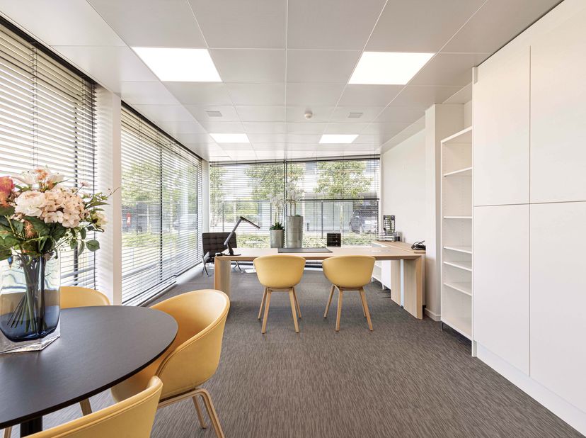 Bureau luxueusement meublé (566 m²) à louer au rez-de-chaussée de l&#039;élégante résidence Omer&#039;s Garden située sur l&#039;autoroute à Loppem, entre le centre