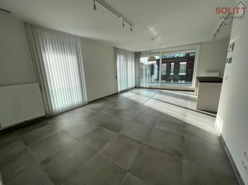 Mooi, instapklaar appartement (bouwjaar 2018) met 2 slaapkamers, ruim zuidgericht terras en privatieve parkeerplaats.&lt;br /&gt;
Indeling: hal met ingewerk