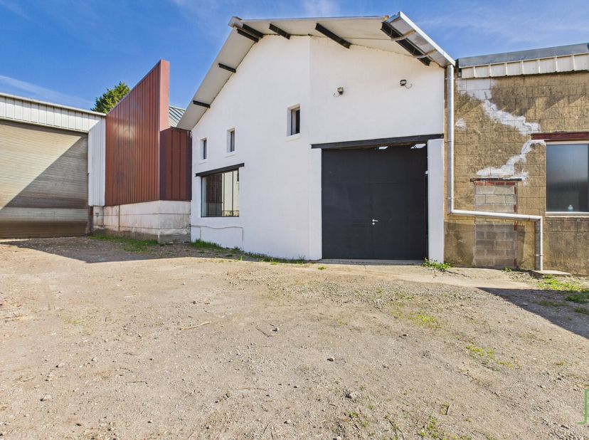LOYER : 2500euro. Cet entrepôt de +- 480 m² est idéalement situé en plein centre de Tamines, tout en étant implanté dans une zone industrielle, à prox