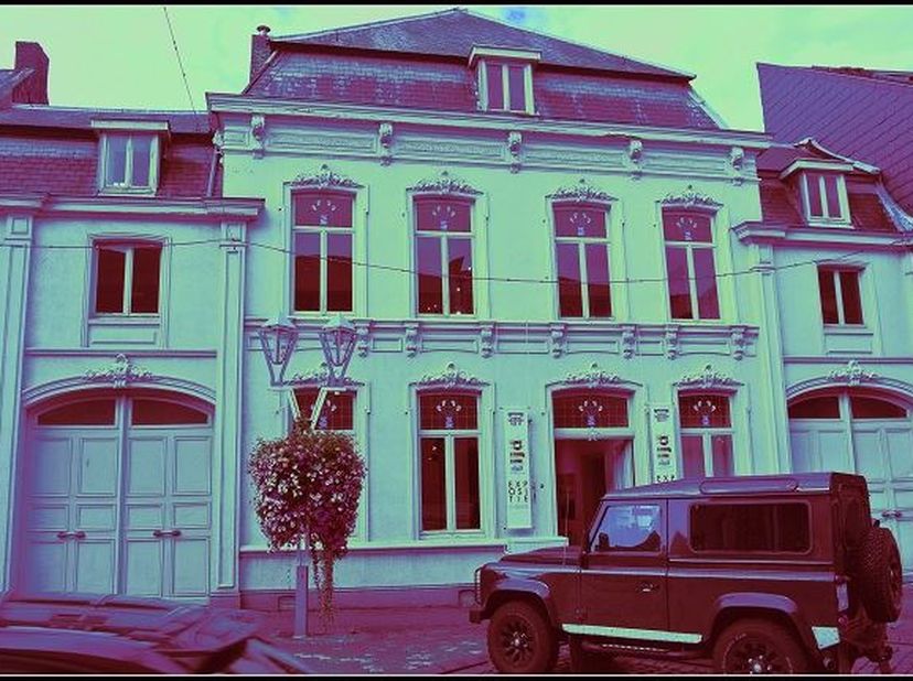 Klassieke statige herenwoning met inrijpoort te koop in hartje Bree.&lt;br /&gt;
&lt;br /&gt;
Deze prachtige woning is uitstekend gelegen in een rustige straat op