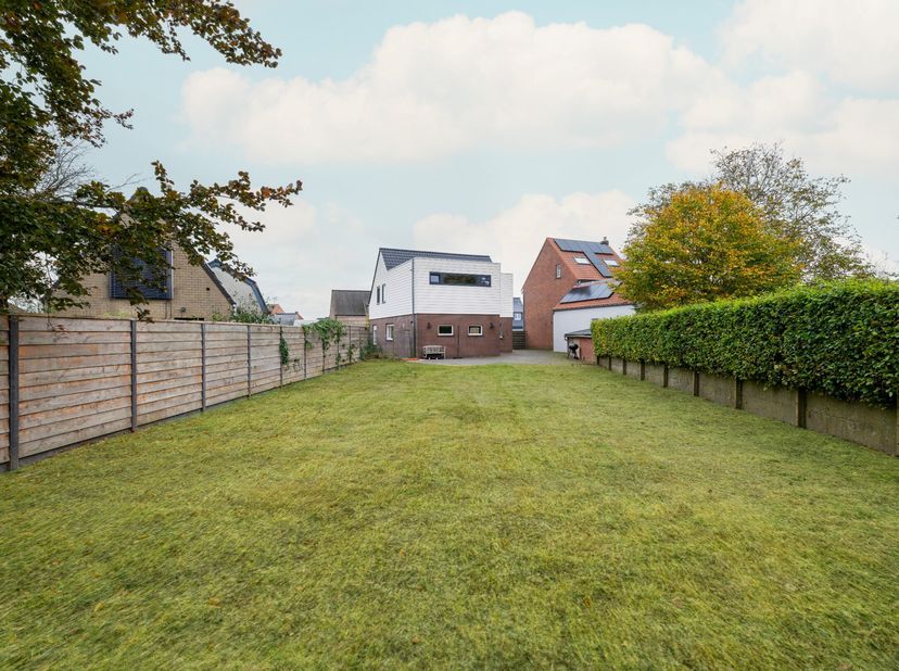 Open bebouwing te Meer op een perceel van ca. 702 m². Deze woning is gelegen te Meer, op wandelafstand van het centrum en op 1 minuut van de snelweg E