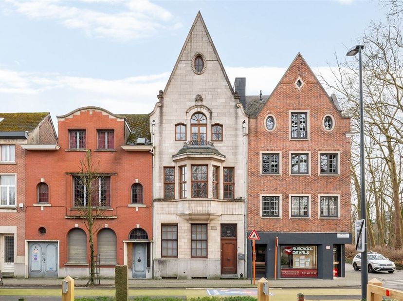 Op een toplocatie in het bruisende centrum van Lier, op slechts enkele minuten van de Grote Markt, bevindt zich deze prachtige herenwoning uit de jare